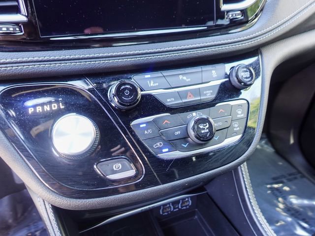 Used 2023 Chrysler Pacifica Limited w/ Uconnect Theater Family Group FWD image 19