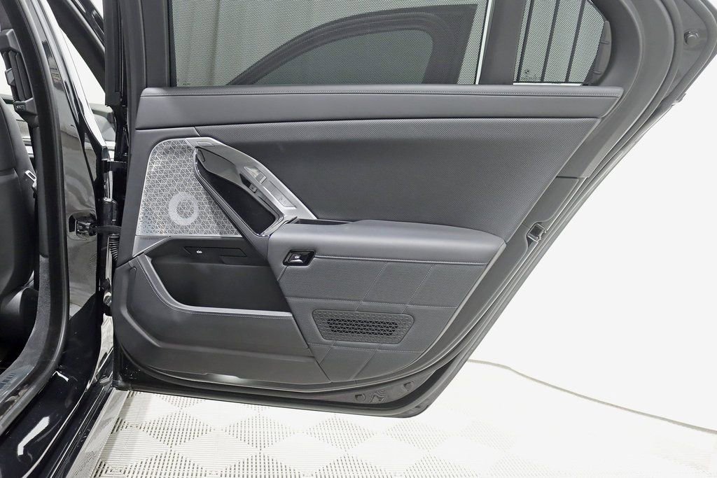Used 2023 BMW 760i xDrive image 41