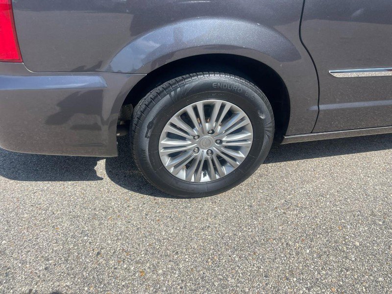 Used 2016 Chrysler Town & Country Touring-L image 8