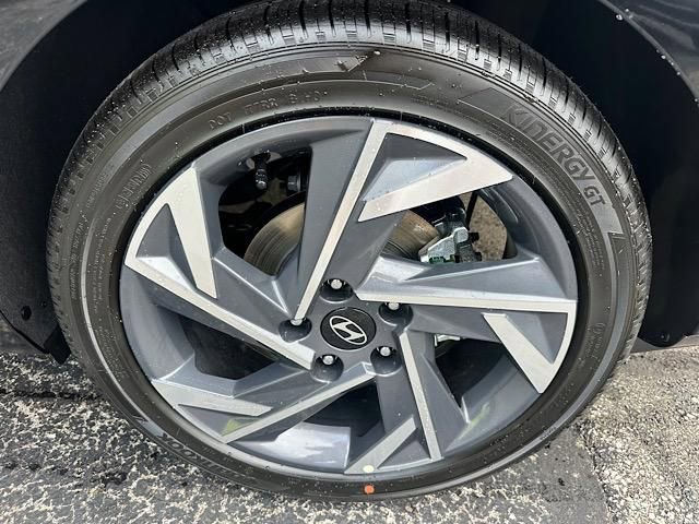 New 2025 Hyundai Elantra Limited image 13