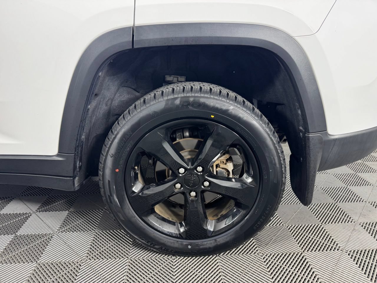 Used 2023 Jeep Grand Cherokee Altitude RWD image 46