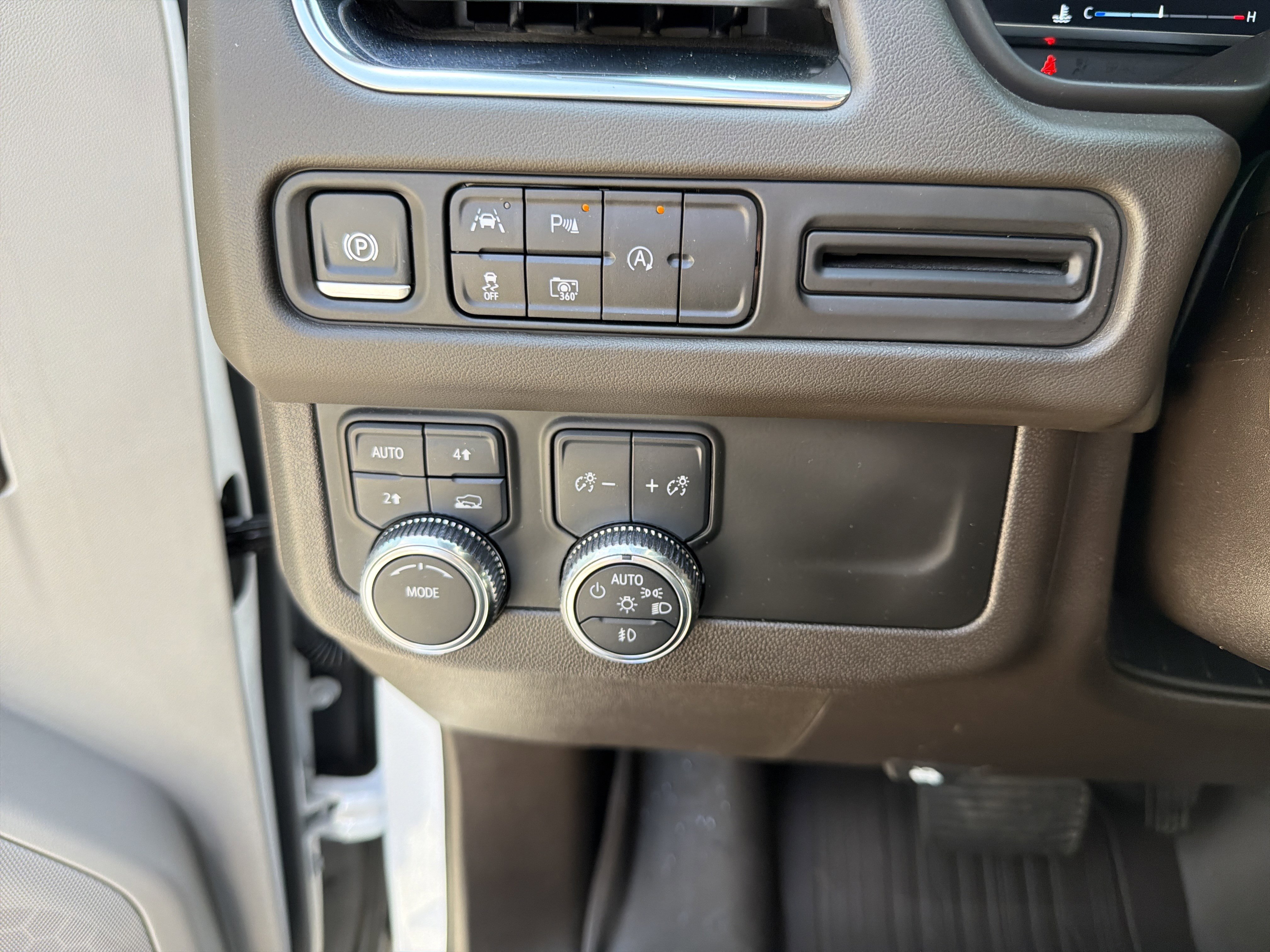 Used 2024 GMC Yukon SLT w/ SLT Luxury Package image 36