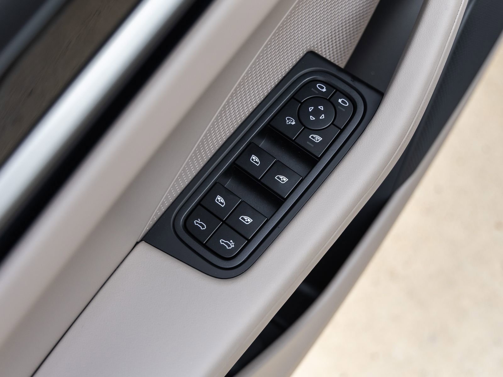 New 2026 Porsche Macan Electric RWD image 24