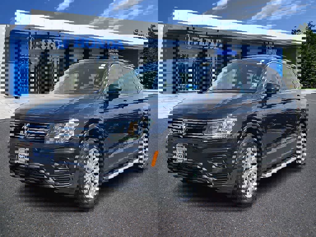 Used 2018 Volkswagen Tiguan SE w/ Panoramic Sunroof Package