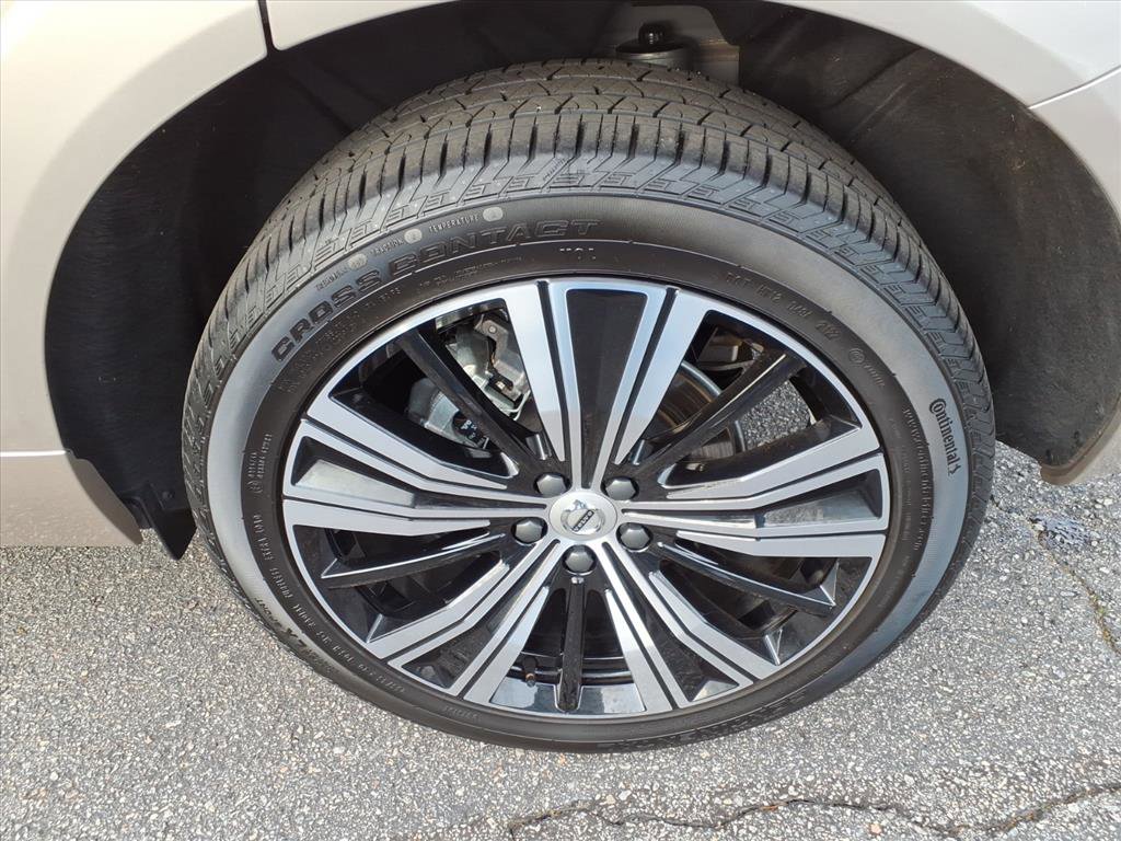 Certified 2023 Volvo XC60 B5 Plus w/ Climate Package image 11