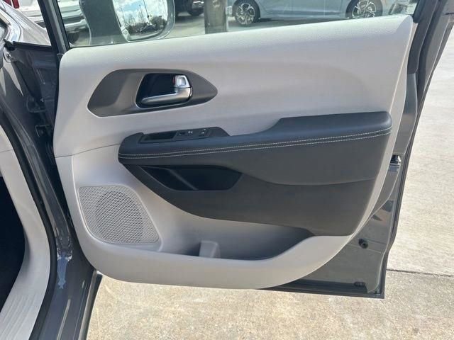 Used 2022 Chrysler Pacifica Touring-L w/ Uconnect Theater Family Group image 45