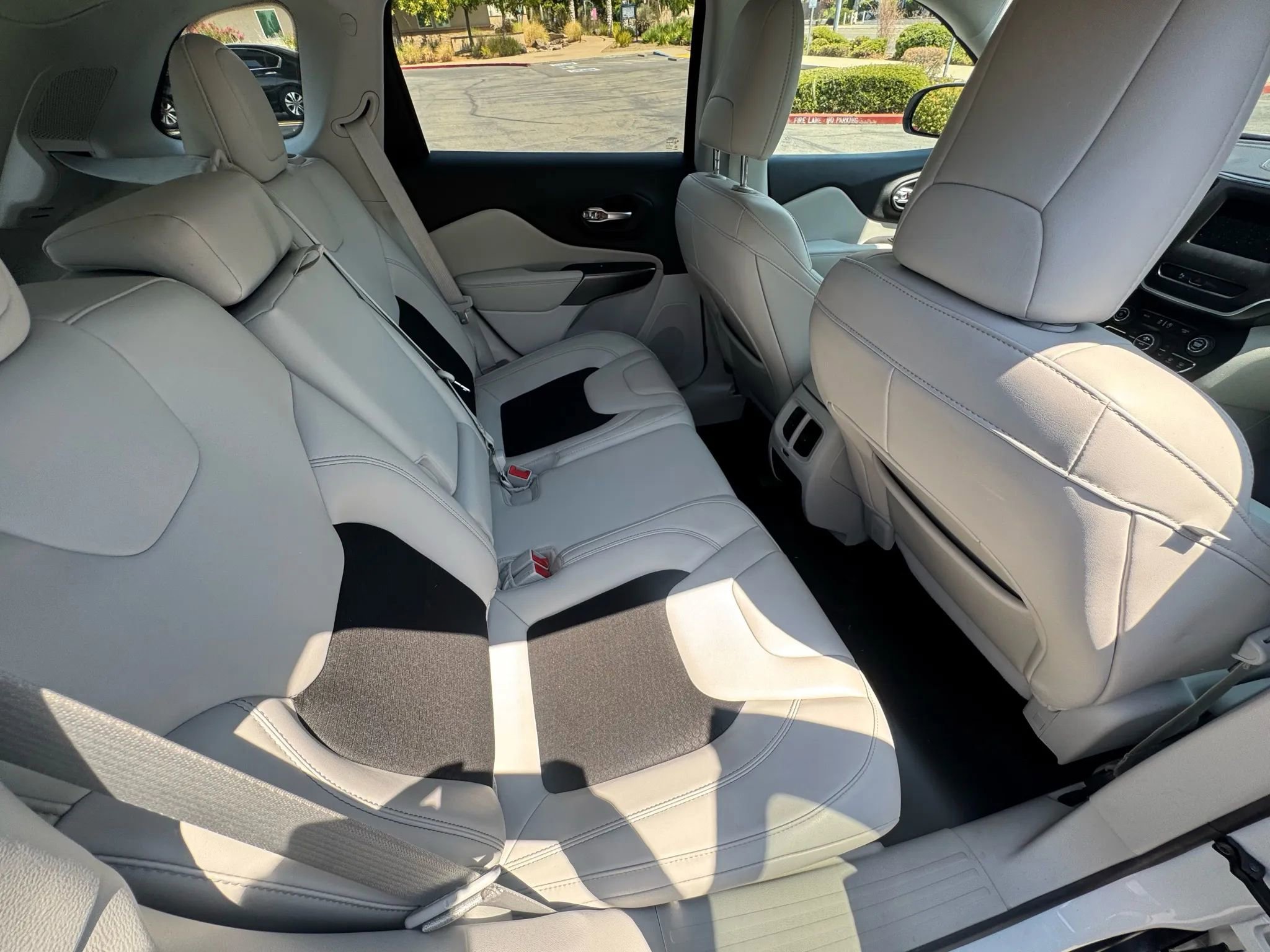 Used 2020 Jeep Cherokee Latitude Plus w/ Comfort/Convenience Group image 14