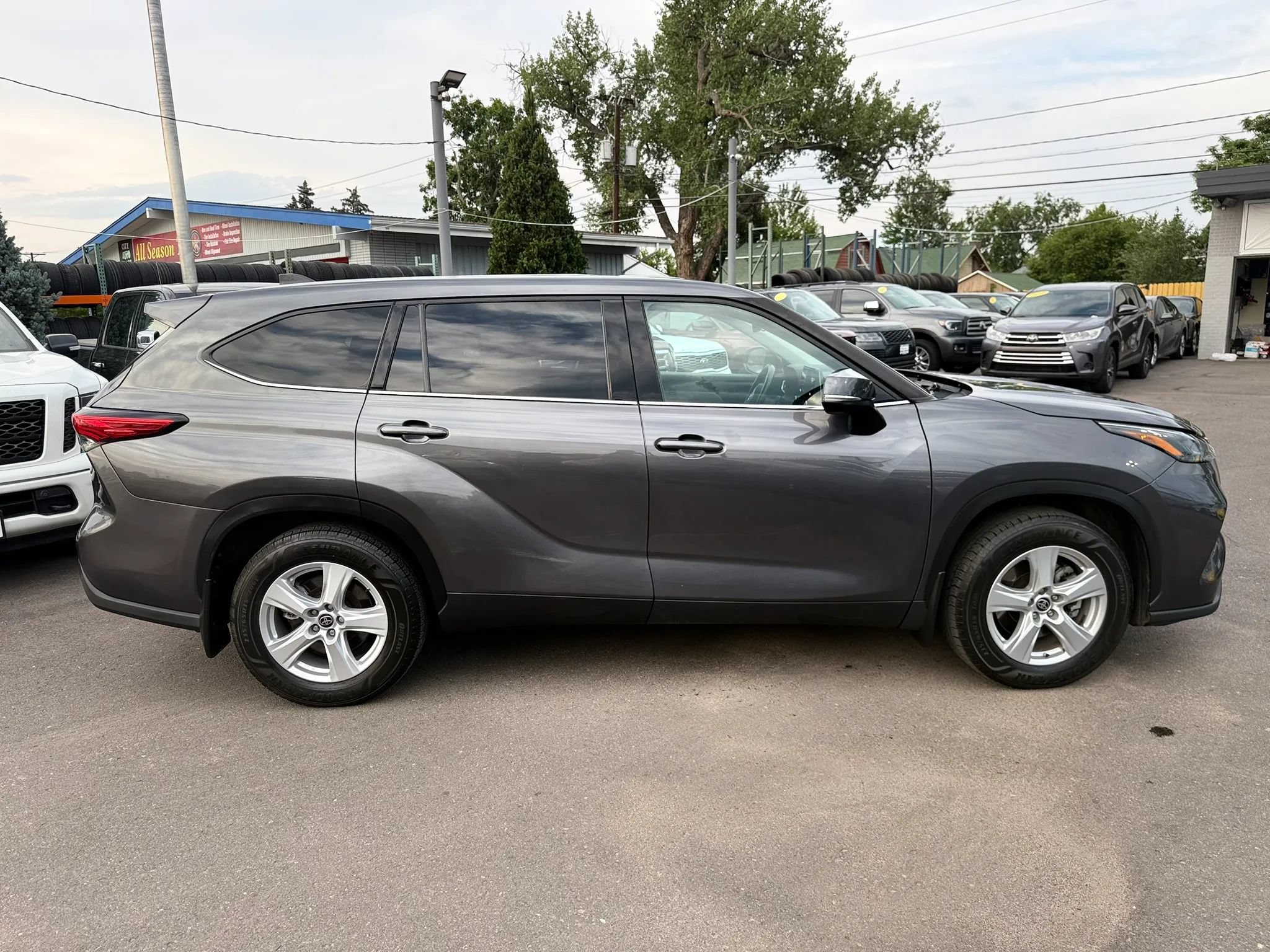 Used 2022 Toyota Highlander LE AWD/4WD image 10