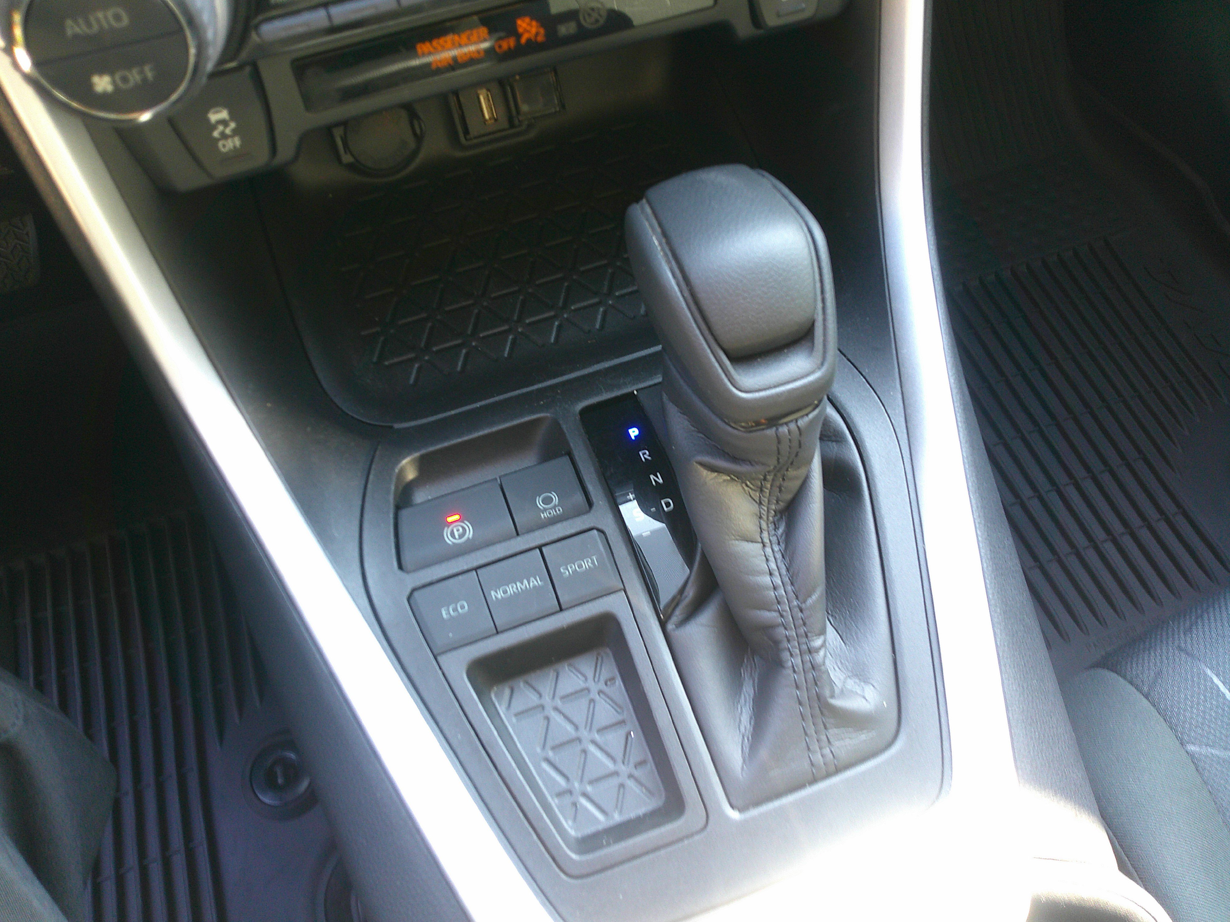 Used 2022 Toyota RAV4 XLE image 27