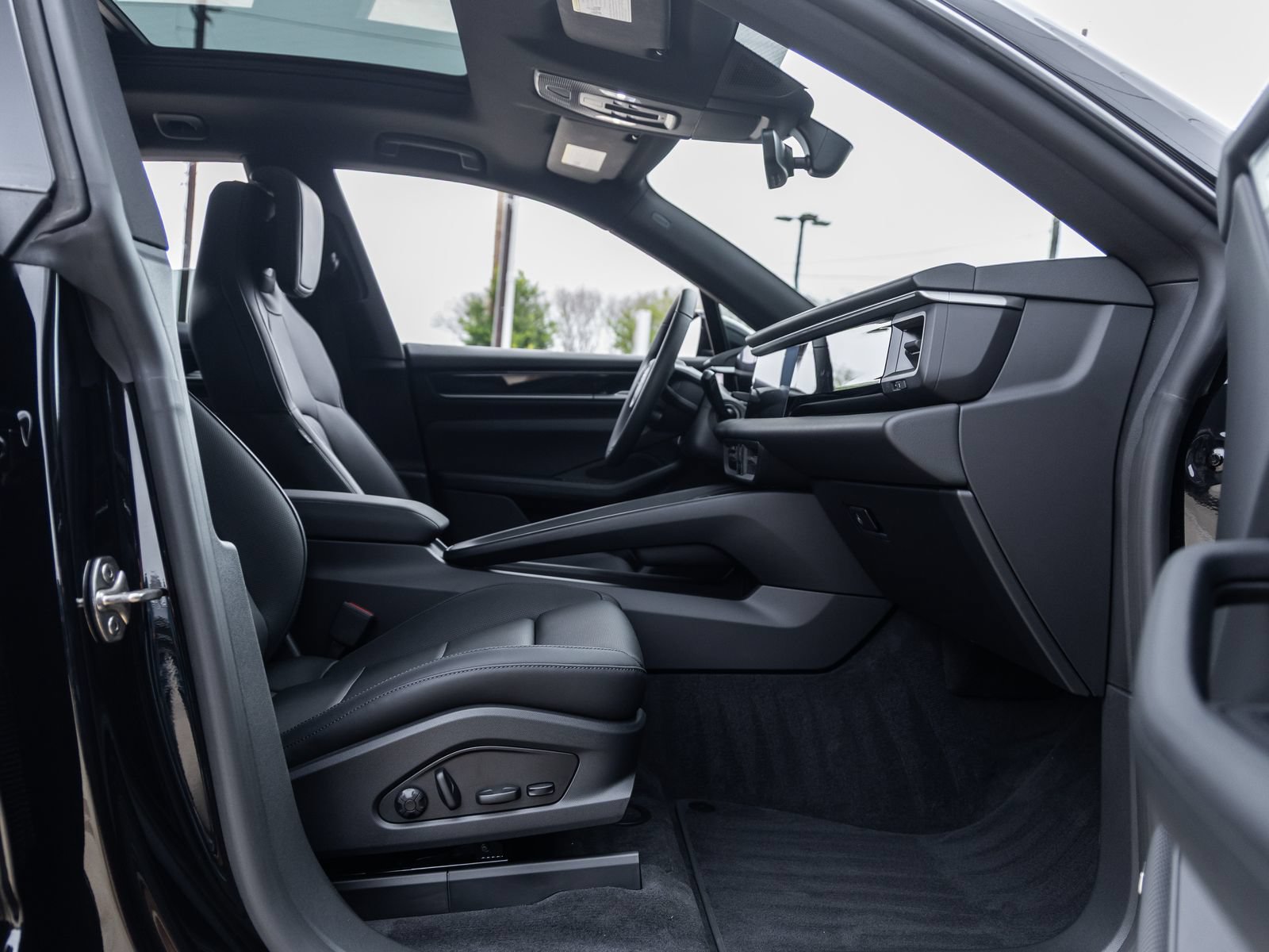 Certified 2025 Porsche Macan Electric RWD image 41