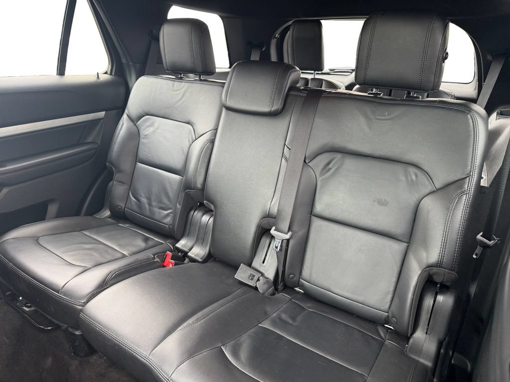 Used 2017 Ford Explorer XLT w/ Equipment Group 202A AWD/4WD image 13