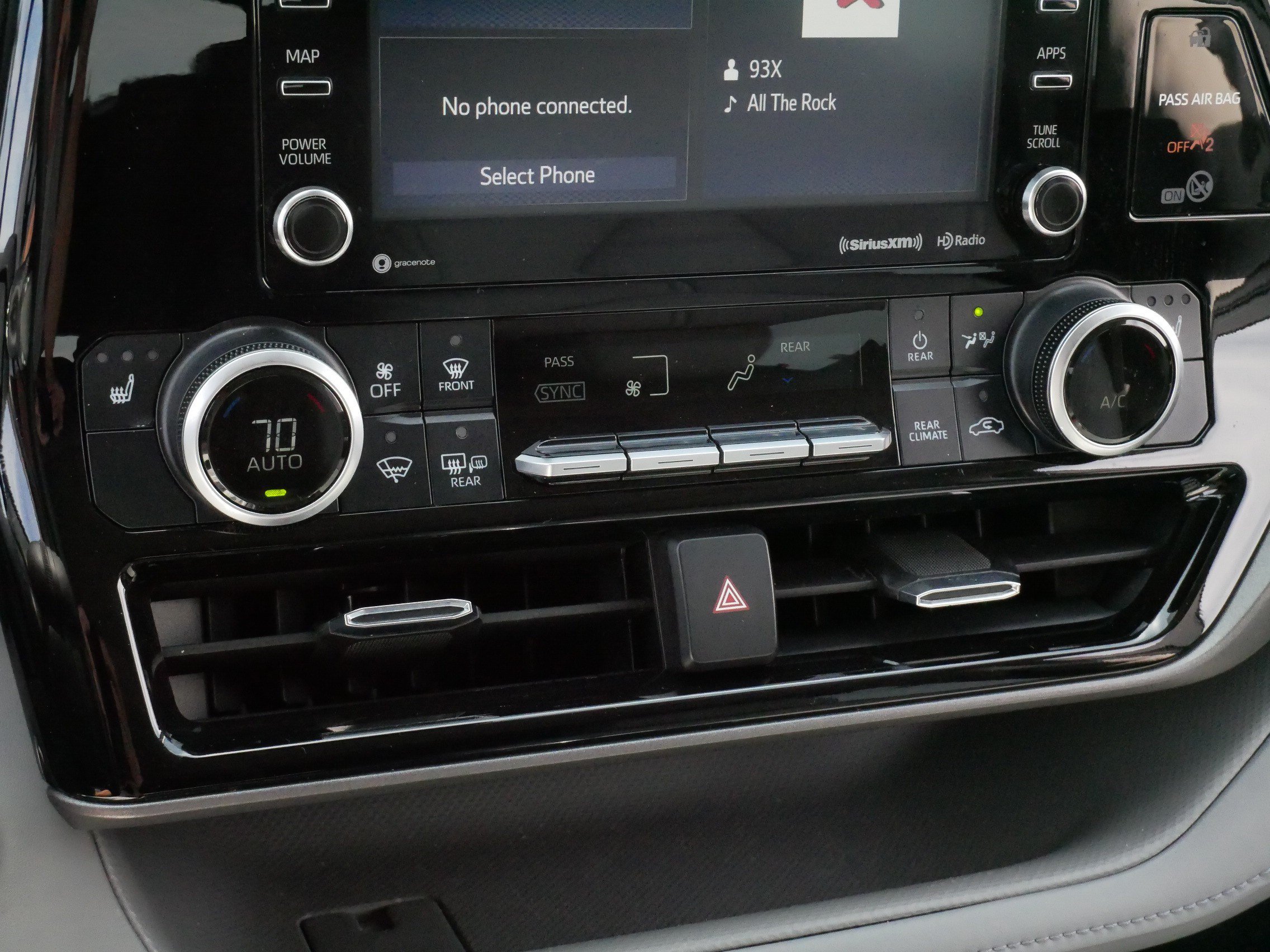 Certified 2021 Toyota Highlander XLE FWD image 23