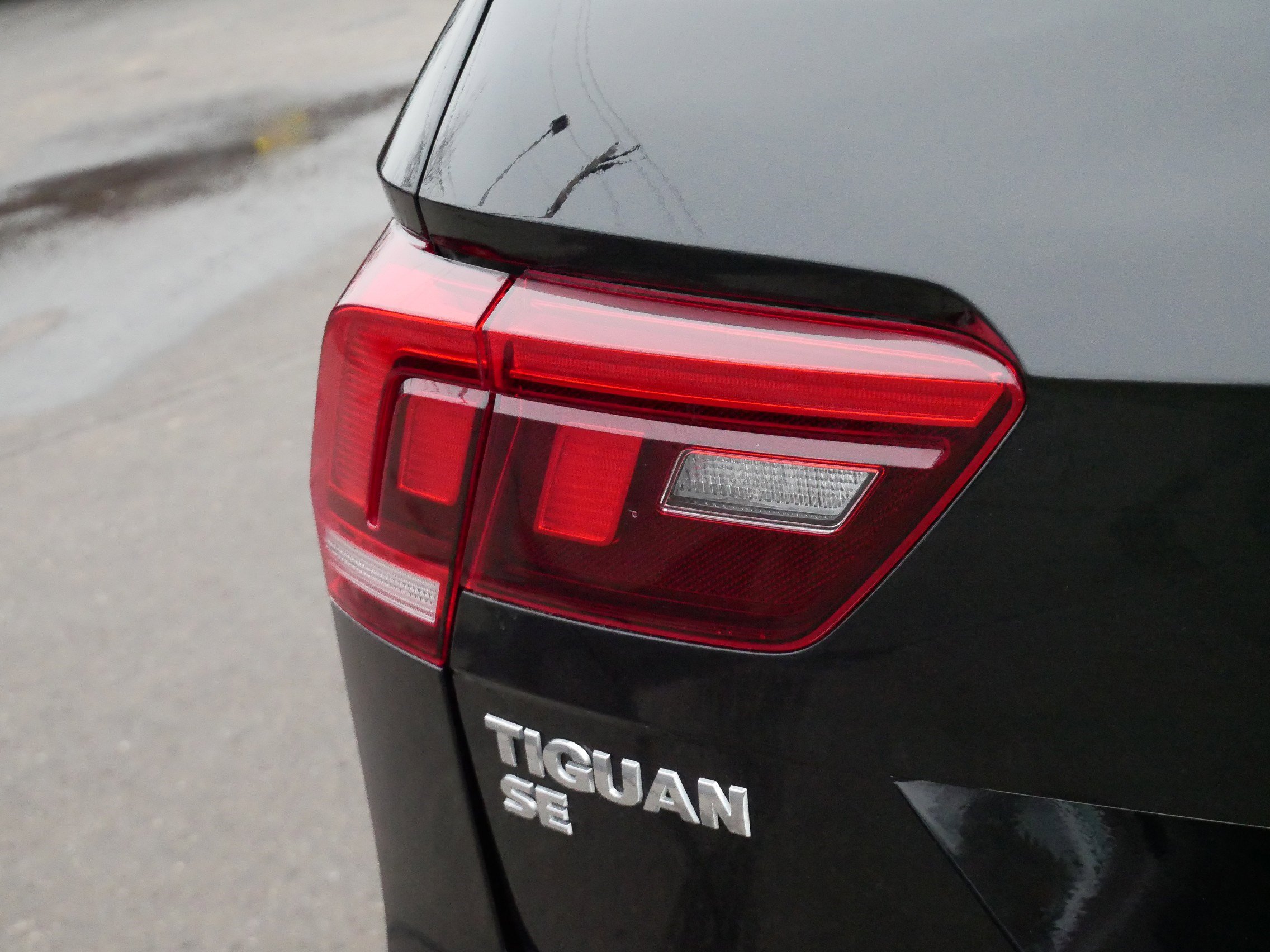 Used 2021 Volkswagen Tiguan SE R-Line image 17