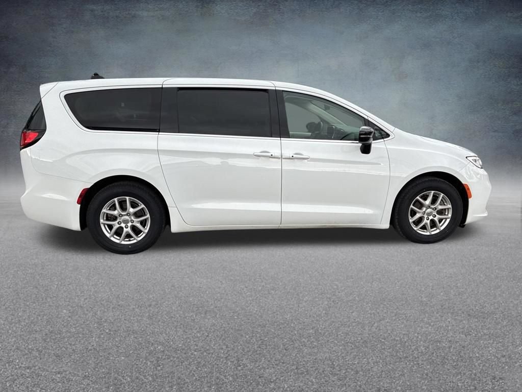 Used 2024 Chrysler Pacifica Touring-L FWD image 7
