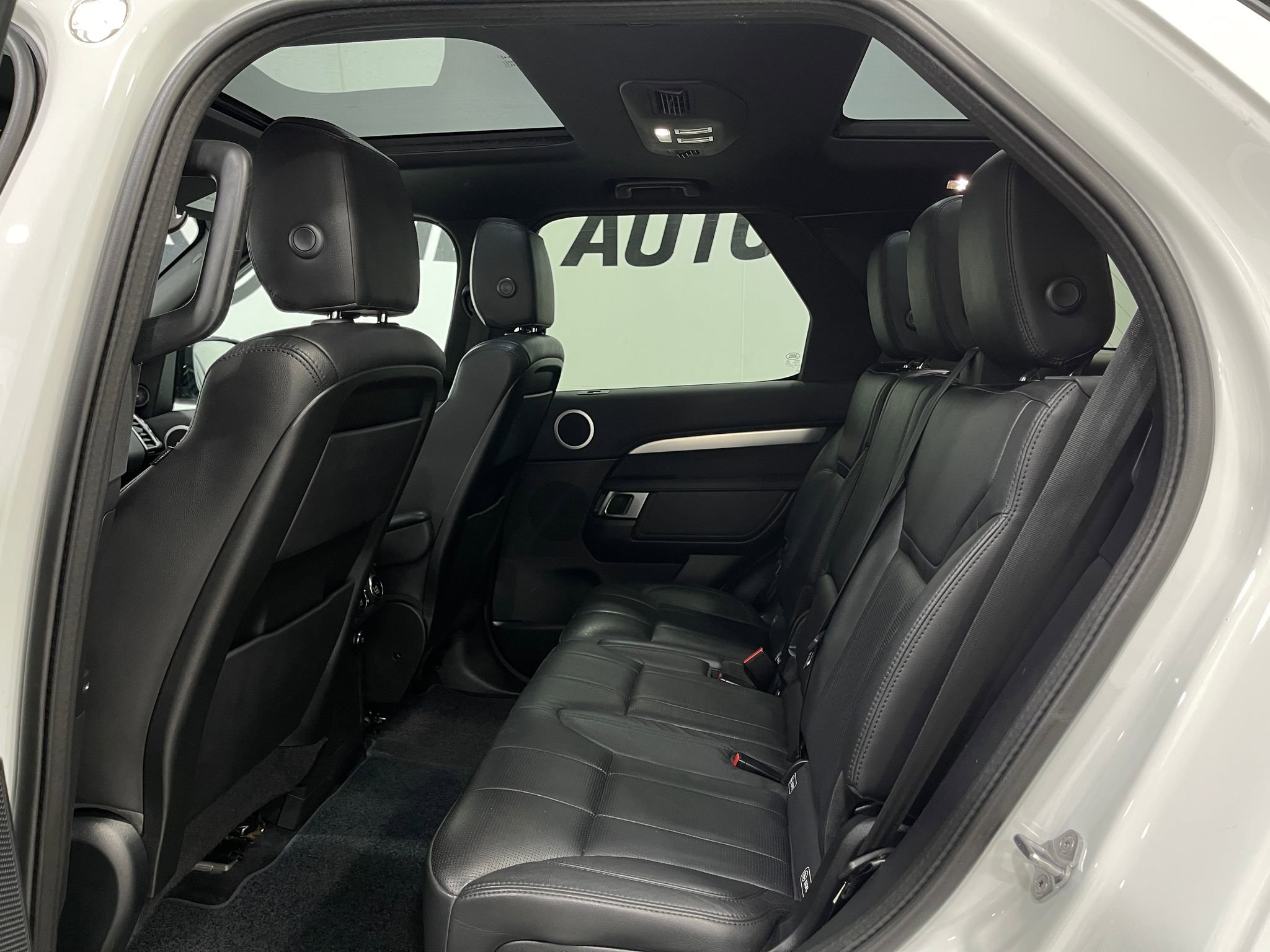 Used 2020 Land Rover Discovery Landmark AWD/4WD image 29