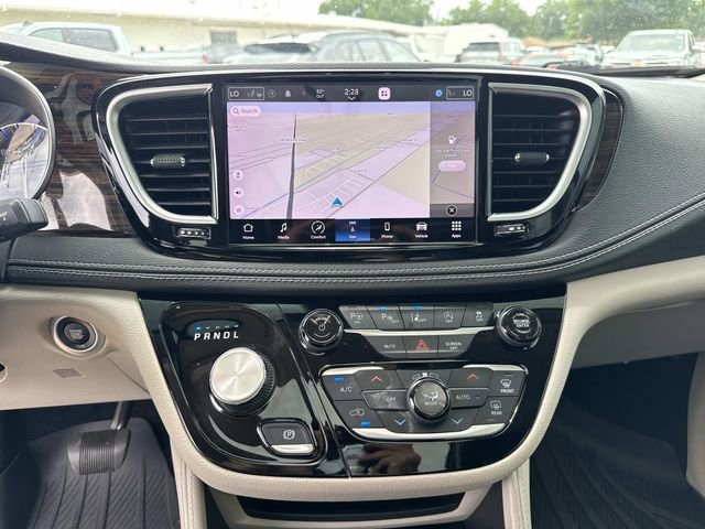 Used 2022 Chrysler Pacifica Limited AWD/4WD image 48