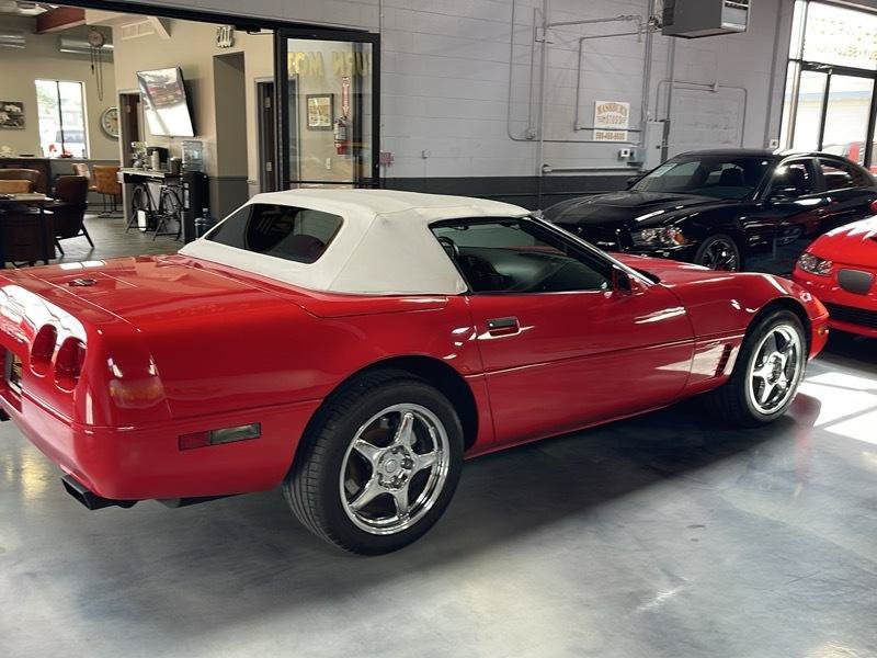 Used 1996 Chevrolet Corvette Convertible RWD image 9