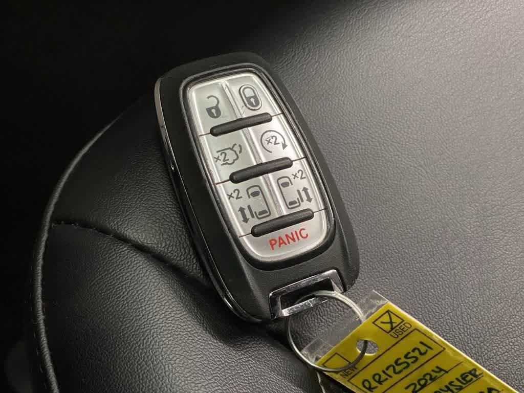 Used 2024 Chrysler Pacifica Touring-L image 28