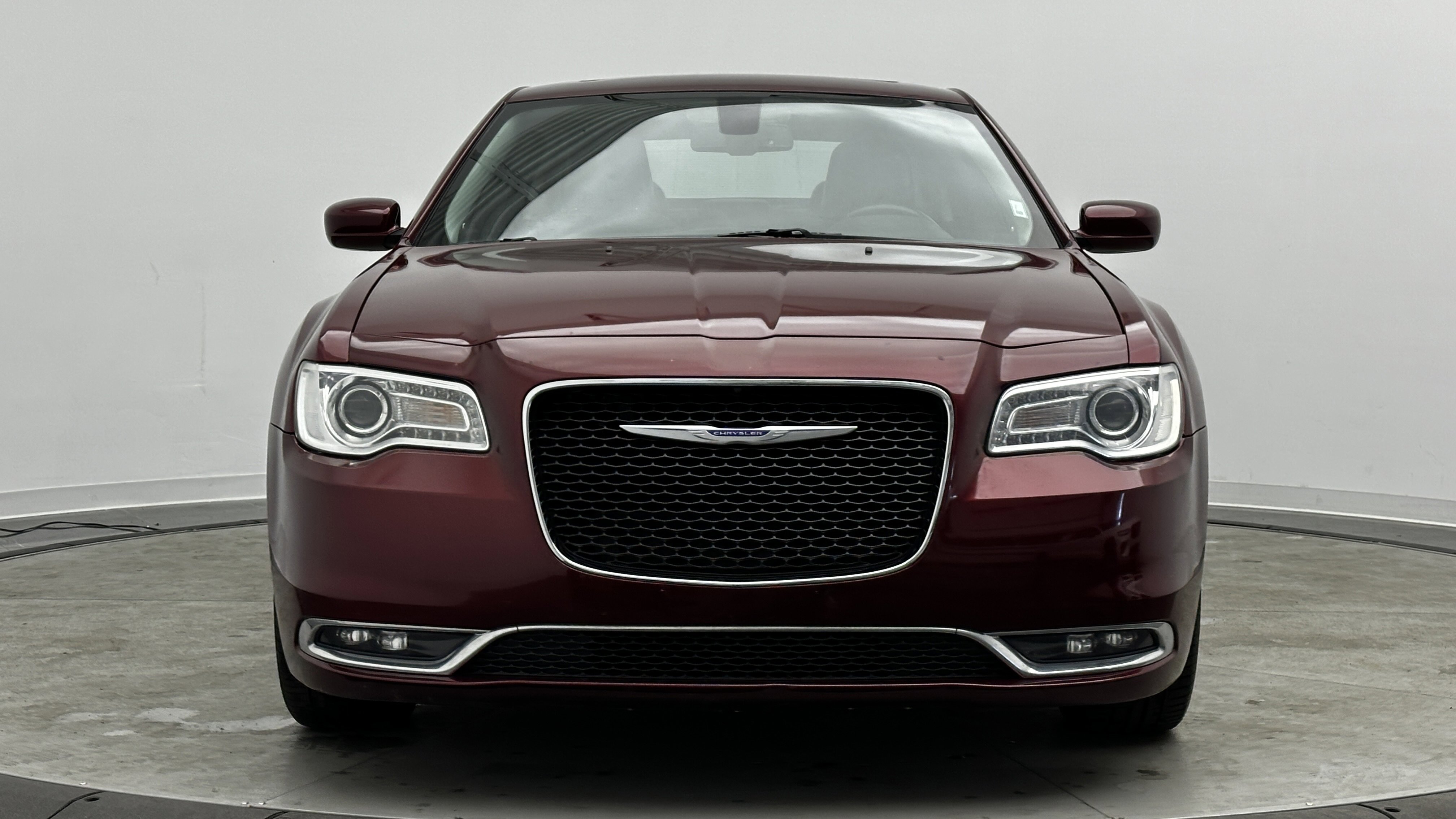 Used 2018 Chrysler 300 Touring L image 2