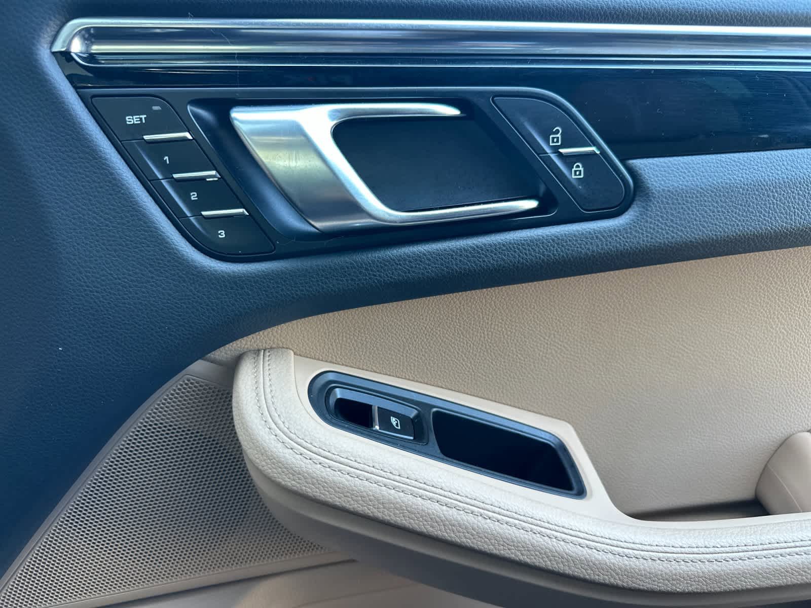 Certified 2025 Porsche Macan AWD/4WD image 19