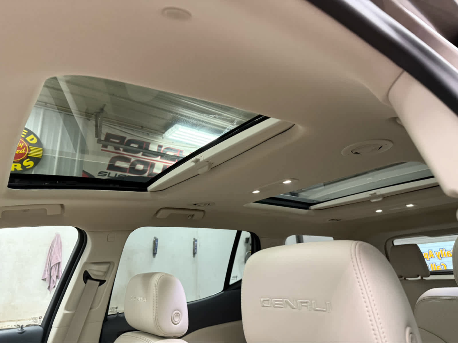 Used 2023 GMC Acadia Denali w/ Denali Technology Package image 18