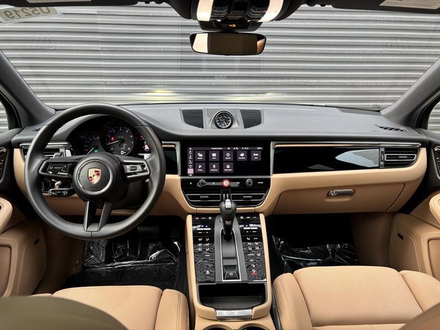 Certified 2025 Porsche Macan image 13