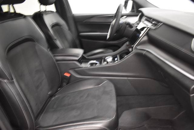 Used 2024 Jeep Grand Cherokee Altitude AWD/4WD image 19