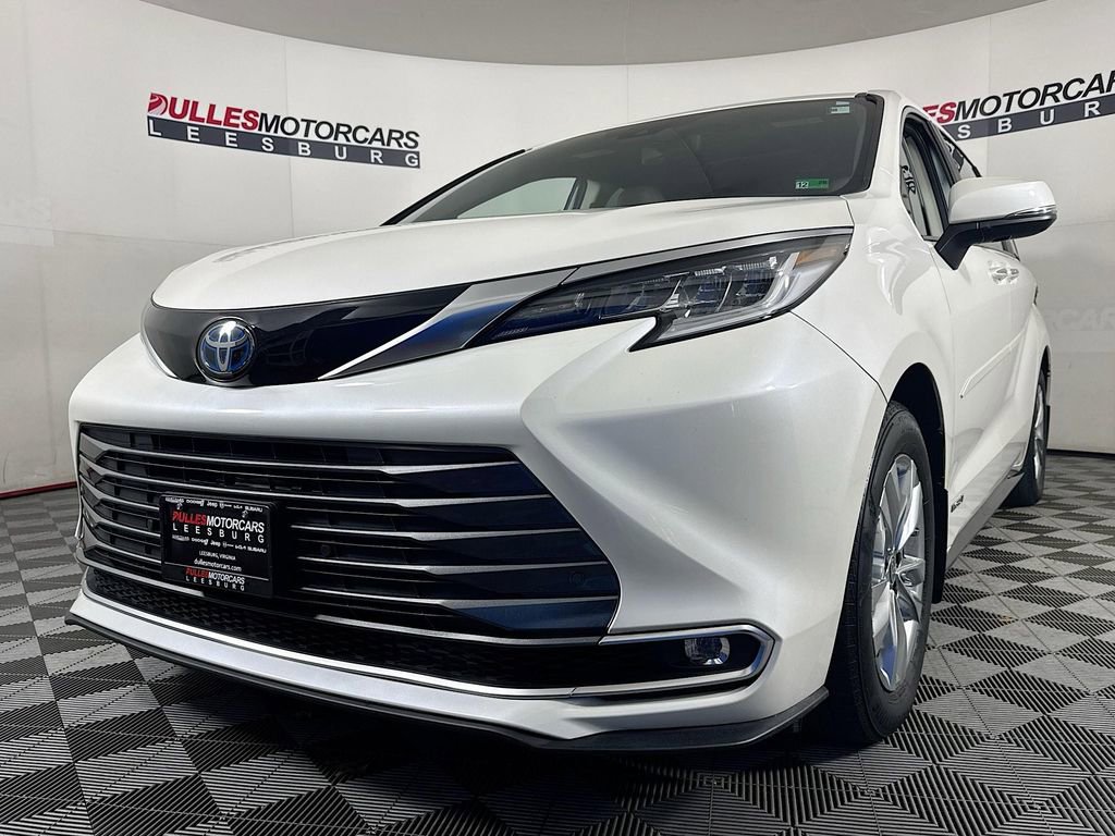 Used 2021 Toyota Sienna Limited image 3