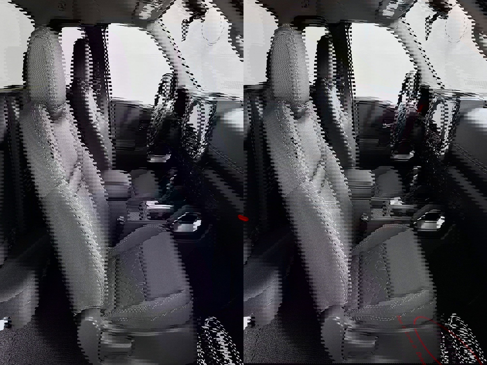 Used 2025 Nissan Frontier SV image 34