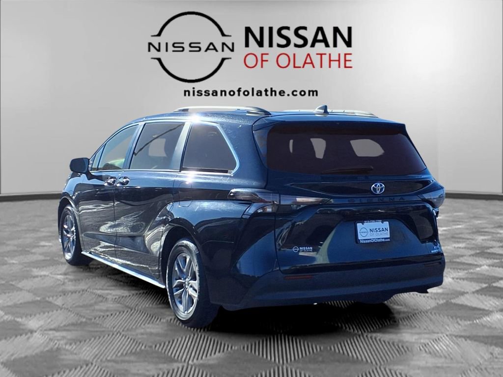 Used 2024 Toyota Sienna XLE image 3