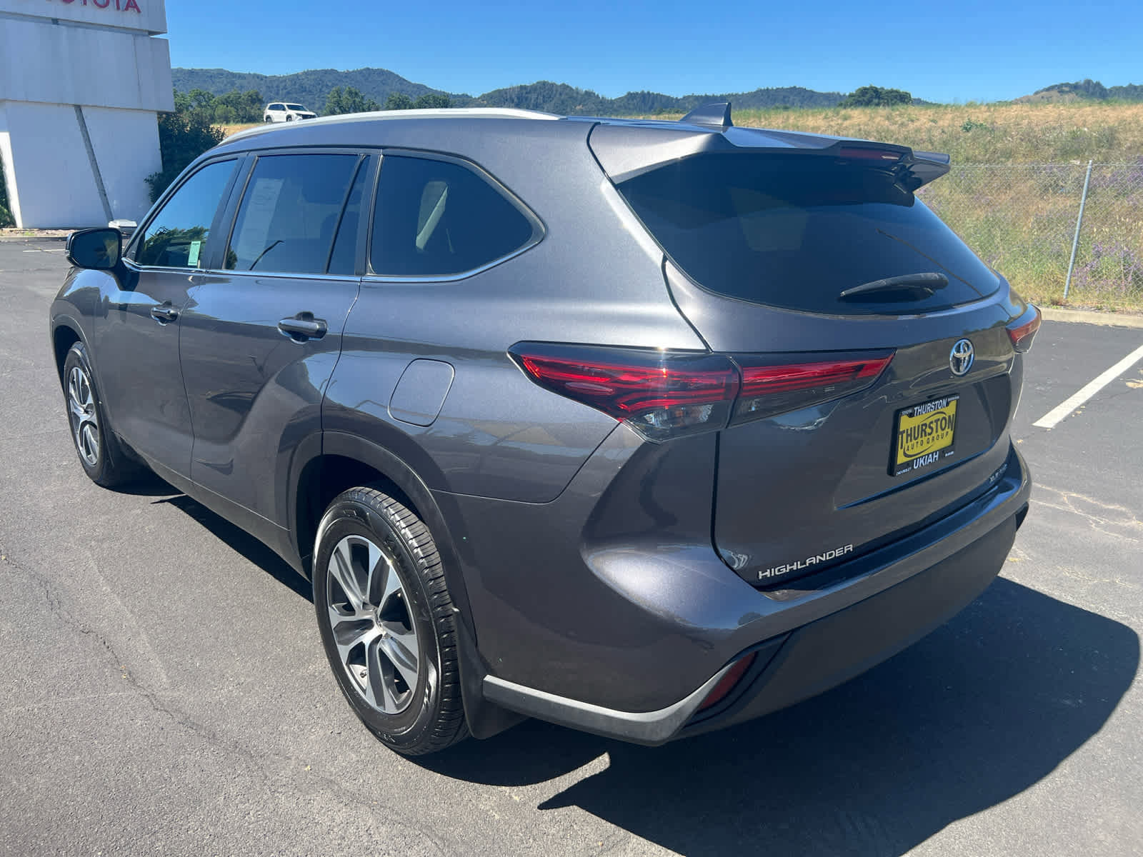 Used 2023 Toyota Highlander XLE AWD/4WD image 8