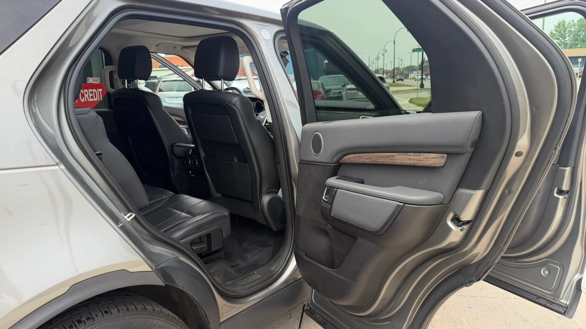Used 2017 Land Rover Discovery HSE AWD/4WD image 11