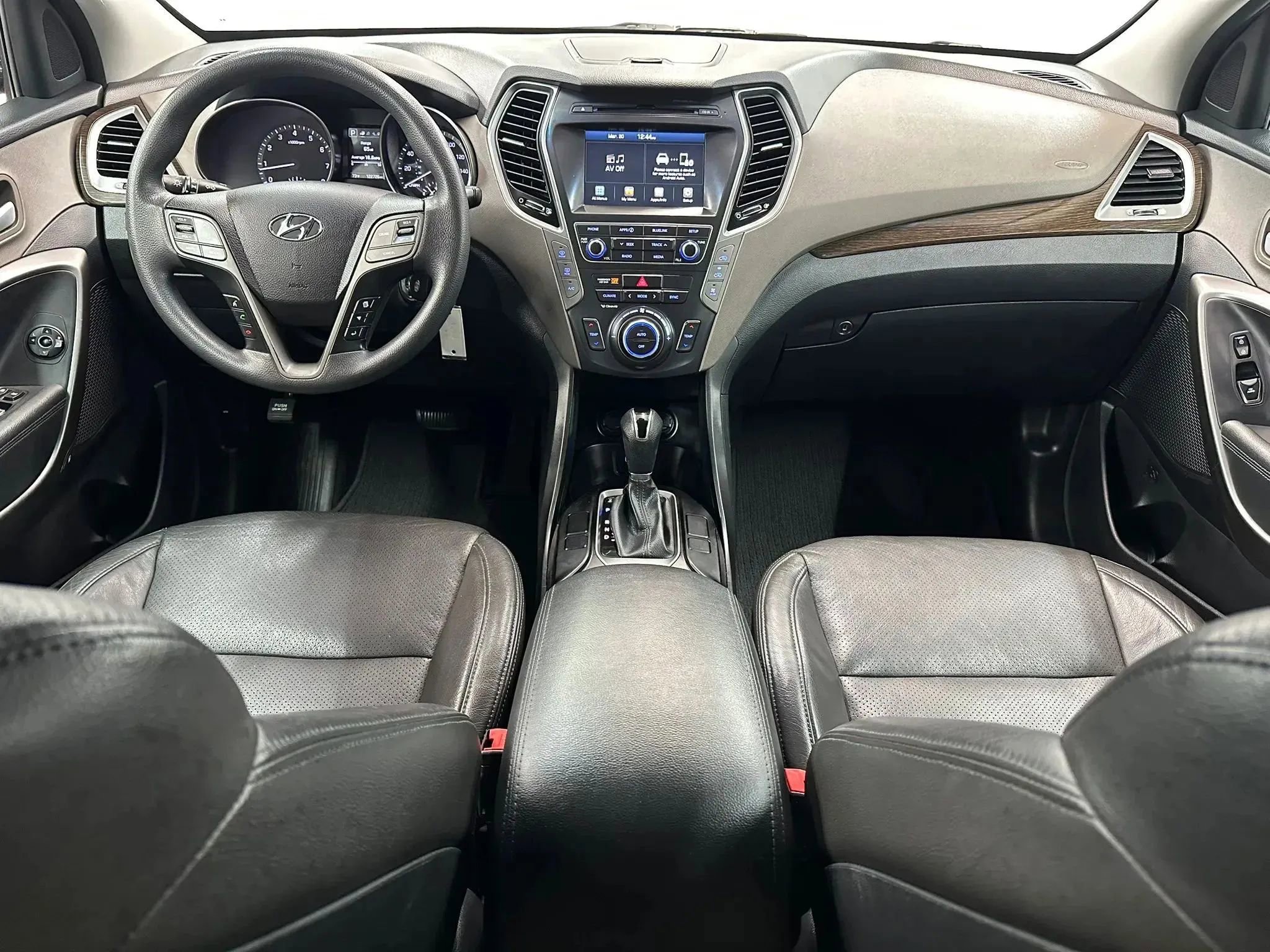 Used 2017 Hyundai Santa Fe SE AWD/4WD image 16