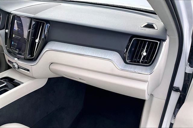 Used 2023 Volvo XC60 B5 Plus image 26