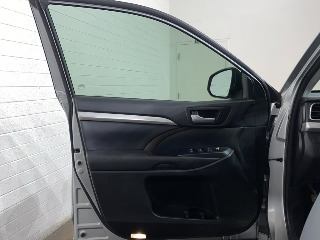 Used 2017 Toyota Highlander XLE image 9