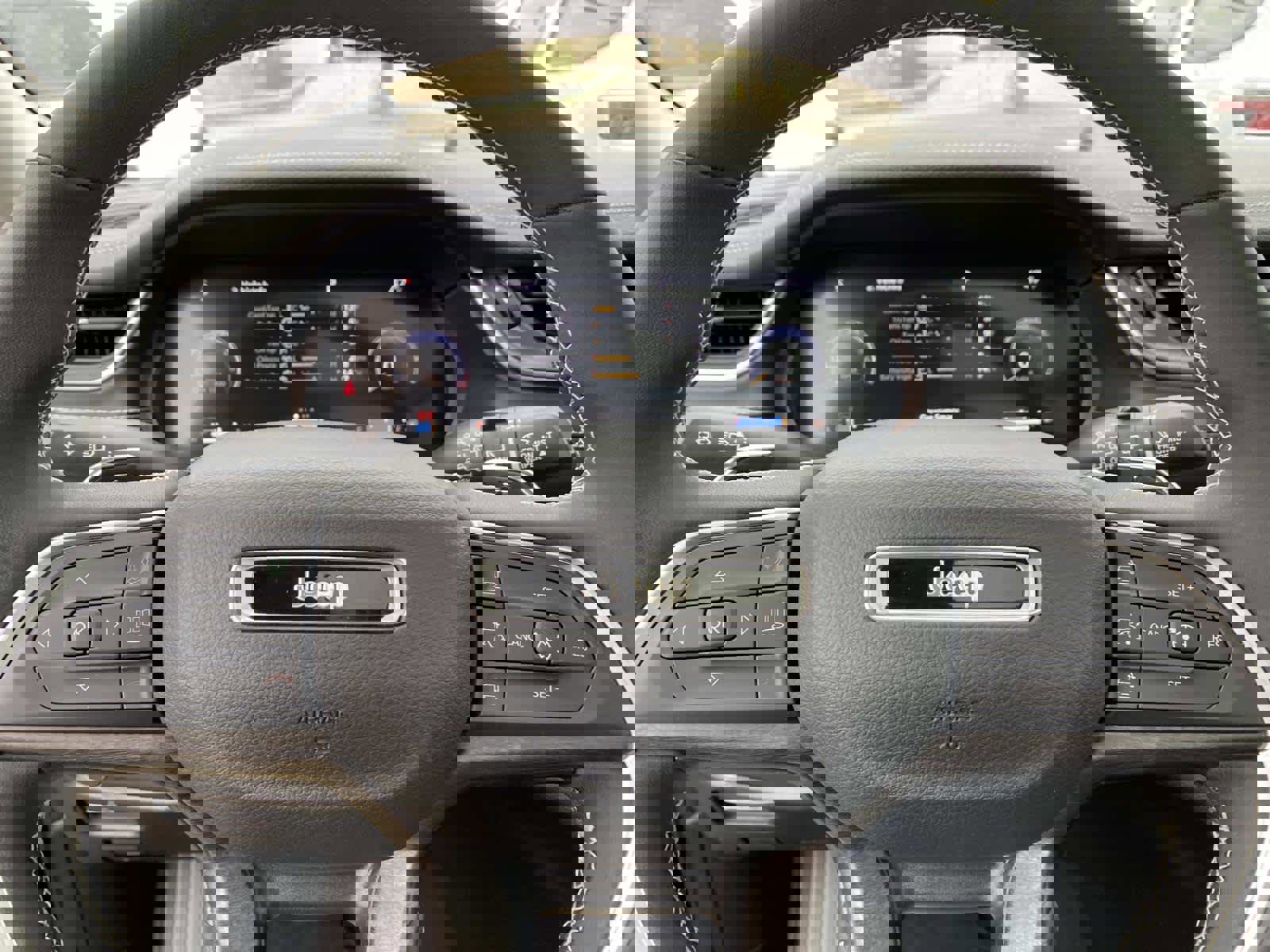 Used 2023 Jeep Grand Cherokee Limited image 17