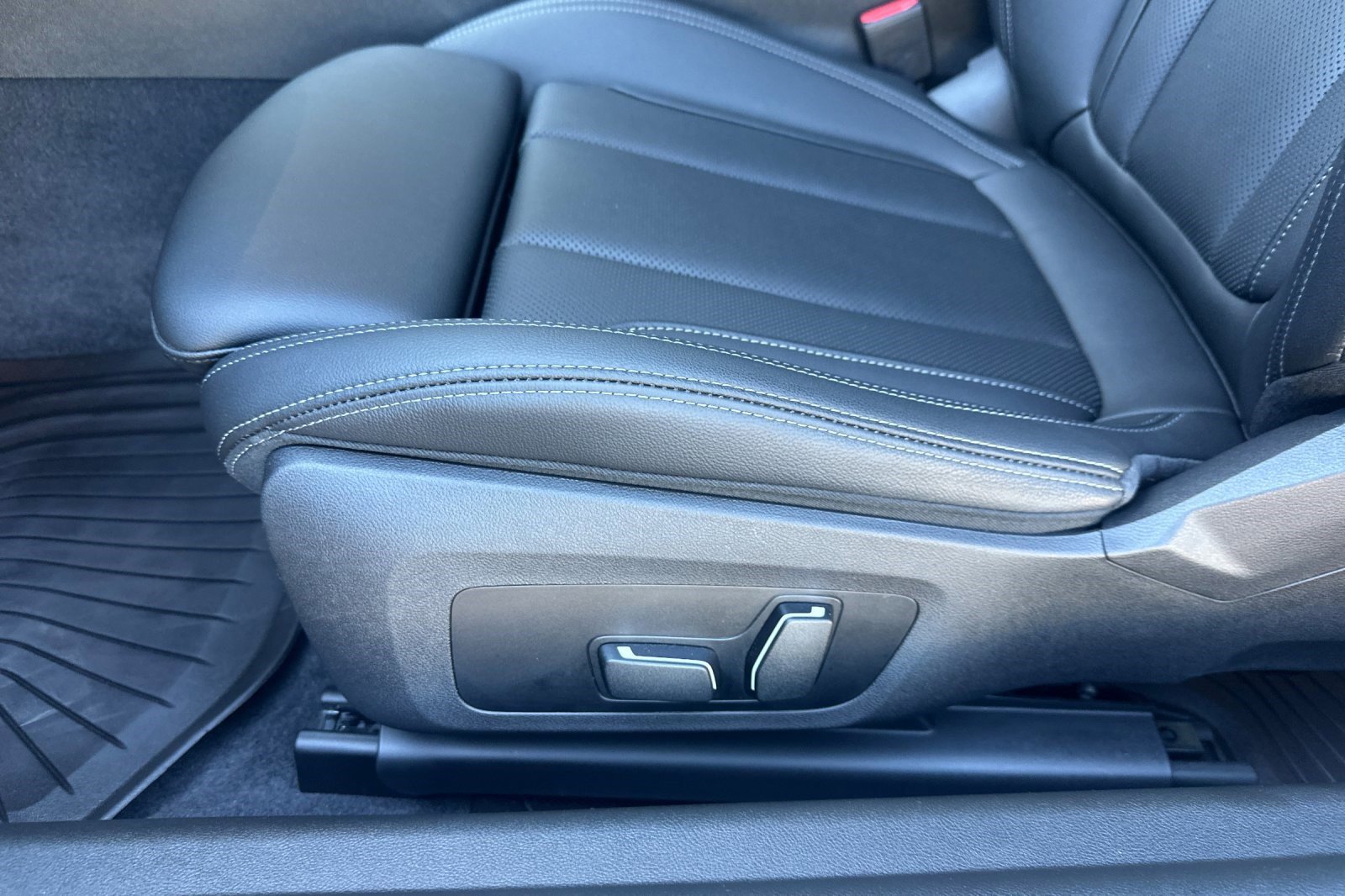 Certified 2025 BMW 230i Coupe w/ Convenience Package image 14