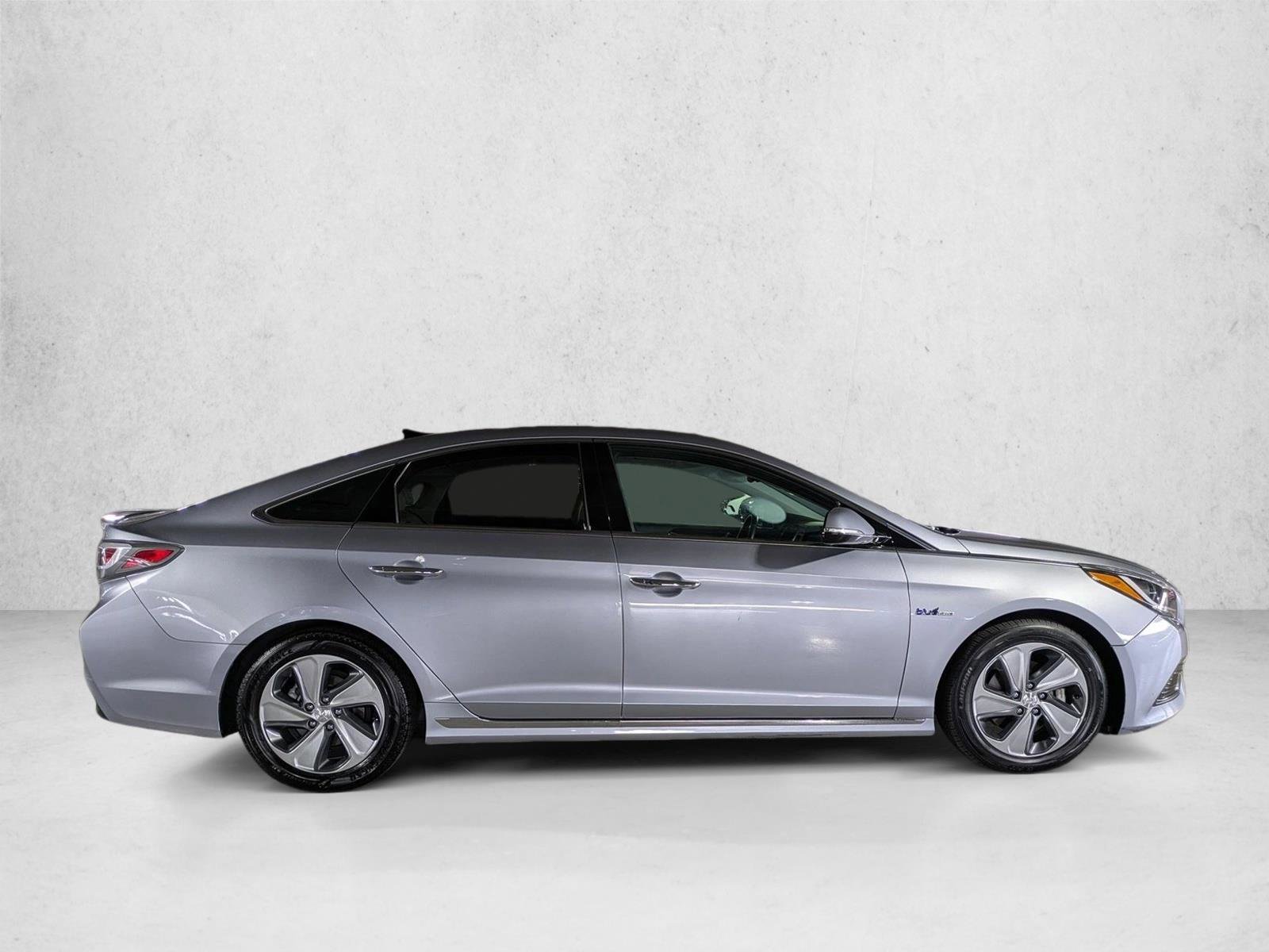 Used 2016 Hyundai Sonata Limited w/ Option Group 02 FWD image 4