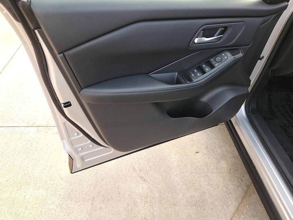 Used 2025 Nissan Rogue SV image 27