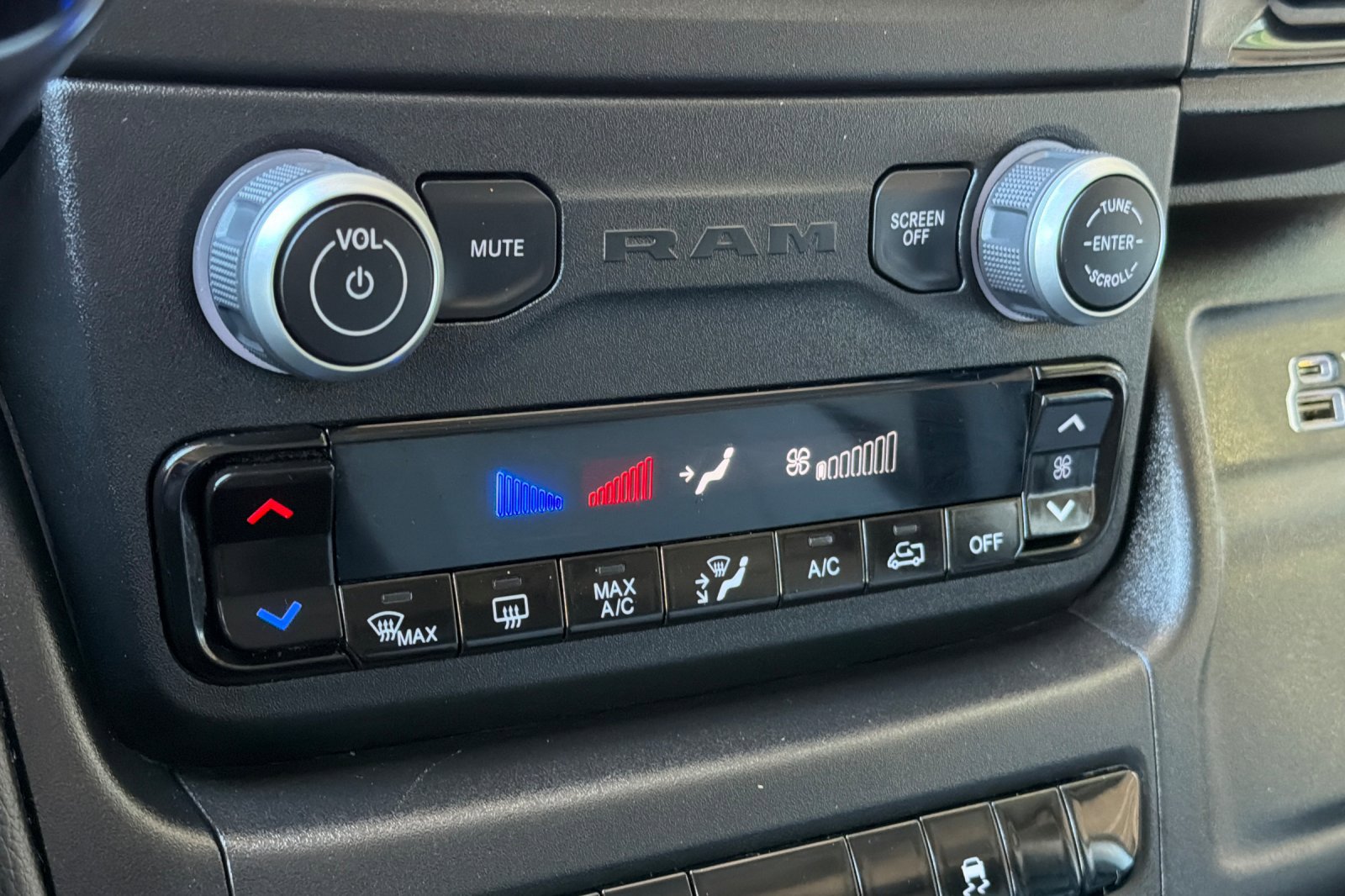 Used 2025 RAM ProMaster 2500 w/ Convenience Group FWD image 18