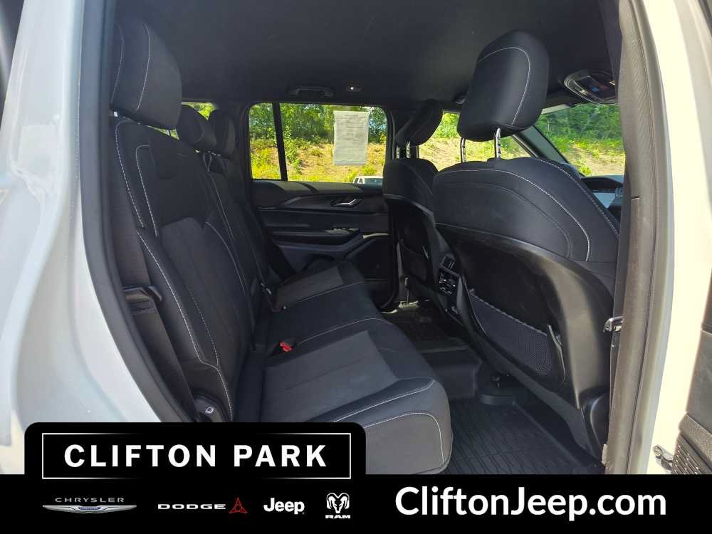 Used 2024 Jeep Grand Cherokee Laredo AWD/4WD image 18