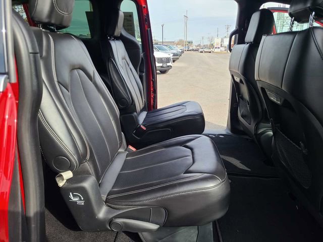 Used 2025 Chrysler Pacifica Select image 21