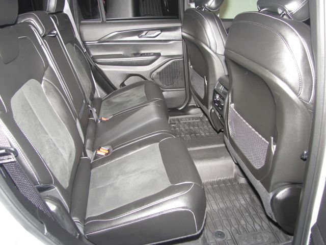 Used 2025 Jeep Grand Cherokee Altitude AWD/4WD image 19