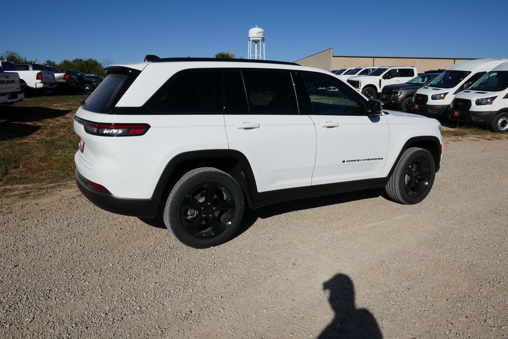 New 2025 Jeep Grand Cherokee Altitude image 4