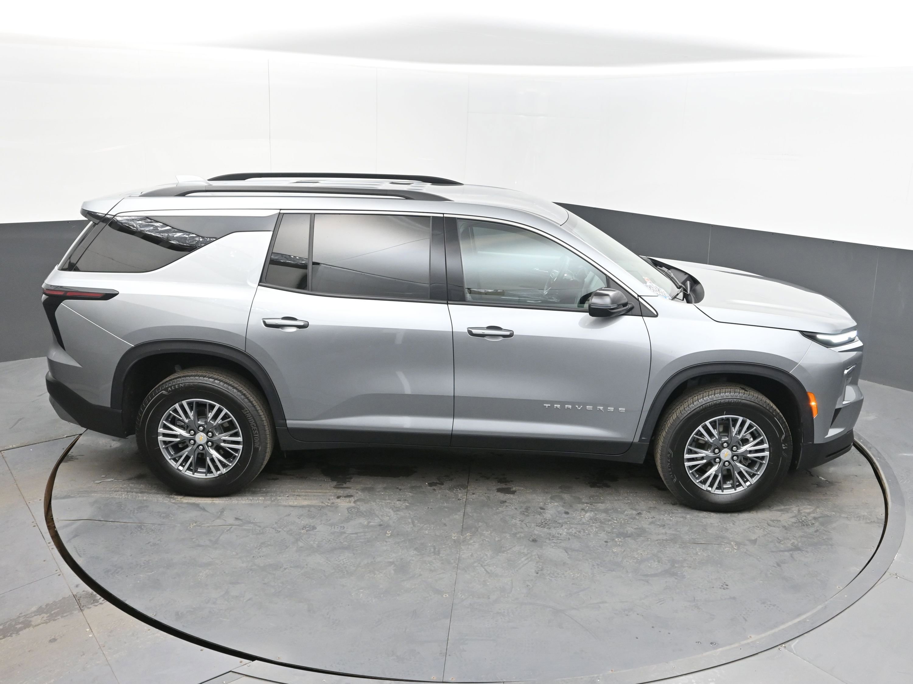 Used 2025 Chevrolet Traverse LT image 38