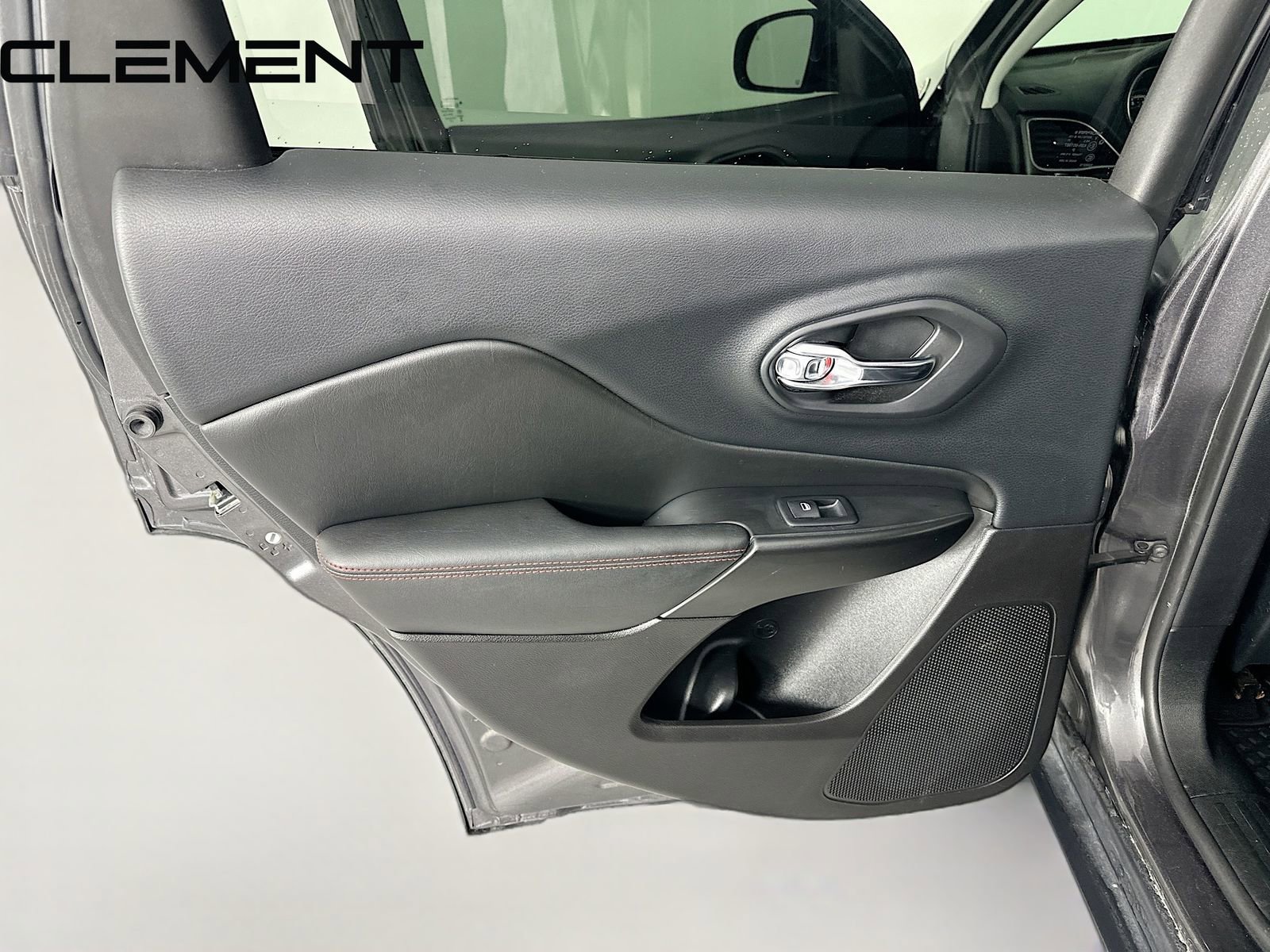 Used 2019 Jeep Cherokee Trailhawk w/ Cold Weather Group image 30