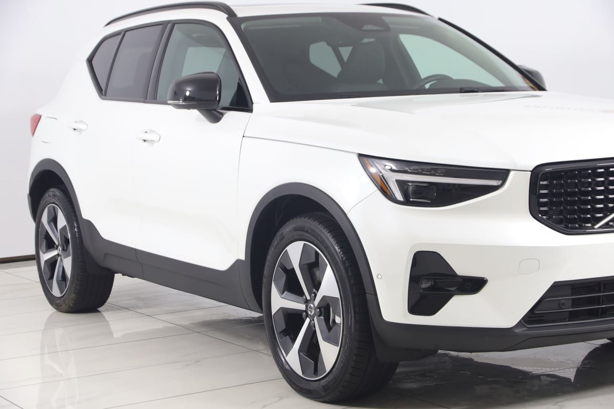 Used 2026 Volvo XC40 B5 Plus AWD/4WD image 38
