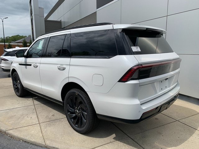 New 2026 Lincoln Navigator Reserve w/ Jet Appearance Package AWD/4WD image 3