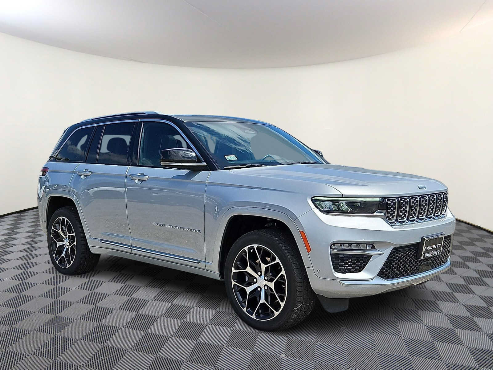 Used 2022 Jeep Grand Cherokee Summit AWD/4WD image 3