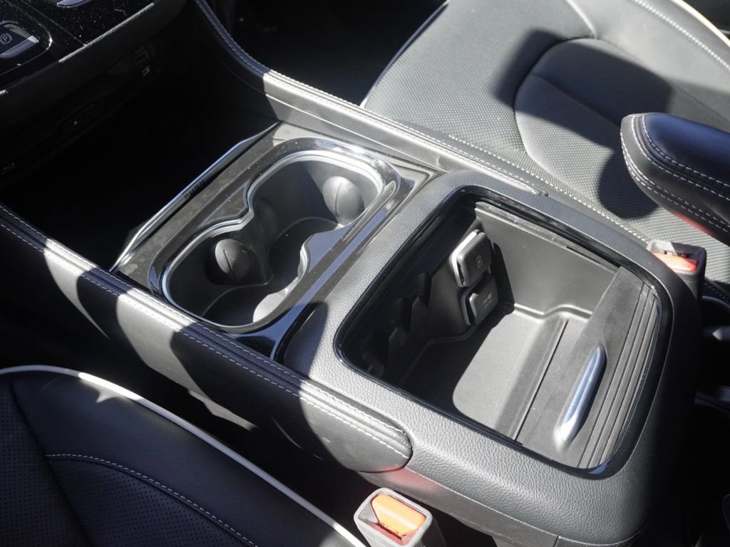 Used 2024 Chrysler Pacifica Limited w/ Uconnect Theater Family Group image 17